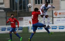 El delantero Otero, disputando un bal�n a Sergio, fue una pesadilla con su velocidad. 