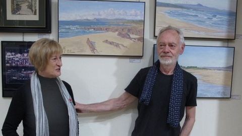 Mati Carballo y Luis Fuente junto a�algunos de los cuadros que integran la exposici�n