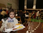 Los cocineros se esmeraron en la preparaci�n de la laconada, que despu�s se pudo degustar en contundentes raciones.
