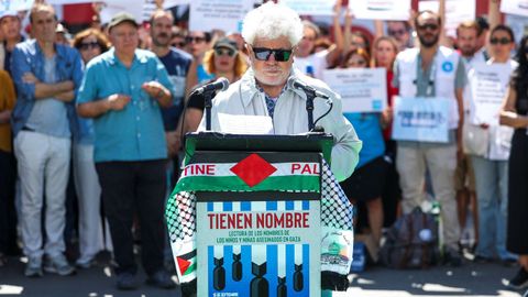 Pedro Almodvar lee los nombres de los nios asesinados en Gaza en un evento con artistas en Madrid.