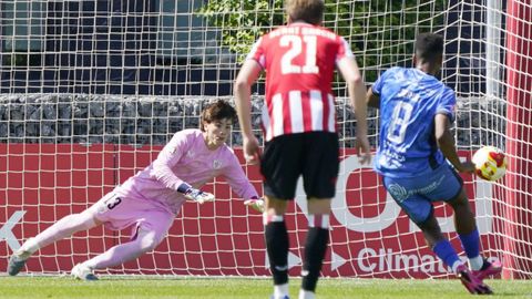 Mikel Santos desv&iacute;a al palo el penalti que intent&oacute; ajustar Jerin