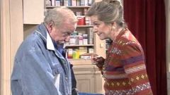 El actor Pepe Soriano, que daba vida a Enrique Cano, junto a la protagonista de �Farmacia de Guardia�, Concha Cuetos, que interpretaba a su hija, Lourdes