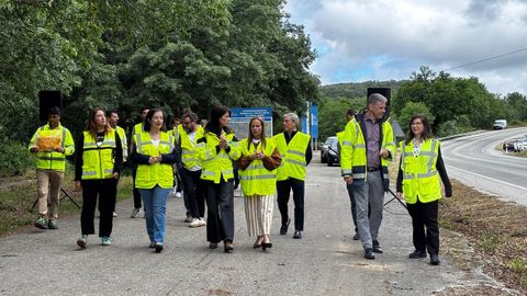 La conselleira Allegue, con la alcaldesa de Bande y otras autoridades, en la visita al tramo de la OU-540 donde se har�n las obras de reforma.