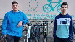 Hugo Esp�n e Iz�n Fern�ndez, dos alumnos del centro que van en bicicleta desde hace dos a�os