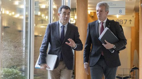 El conselleiro de Educaci&oacute;n, Rom&aacute;n Rodr&iacute;guez, junto al presidente de la Xunta, Alfonso Rueda, en una imagen de archivo.