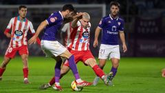 Santi Samanes trata de interceptar el pase de un rival en el Guadalajara-Lugo de la primera vuelta.