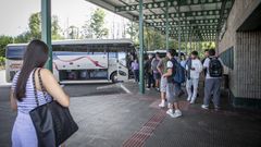 J&oacute;venes estudiantes en la estaci&oacute;n de autobuses de Noia