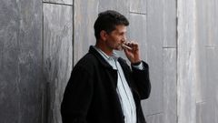 Jos� Carlos Gim�nez, el padre del interno de la prisi�n de Asturias al que los m�dicos dieron por muerto y que recobr� el conocimiento despu�s de trasladarle al Instituto Anat�mico Forense para practicarle la autopsia, en la entrada del Hospital Universitario Central de Asturias (HUCA)