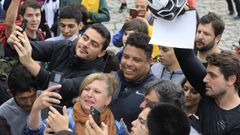 Muchas personas presentes en el Obradoiro se sacaron fotos con el famoso exfubolista.