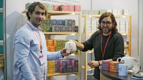 �scar Torres, a la derecha, presenta Orballo, una marca de infusiones de Paderne (A Coru�a)