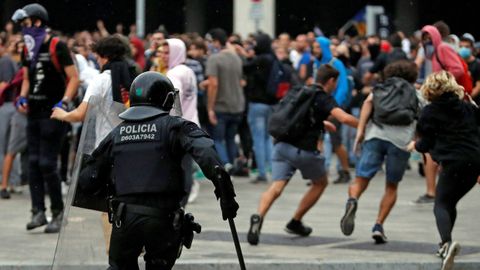 Cargas policiales de los Mossos d'Esquadra en el aeropuerto de El Prat