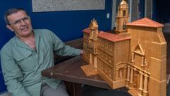 �ngel Rivera no seu obradoiro cunha das s�as maquetas de madeira