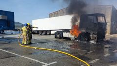Arde en el puerto de Ribeira un cami�n embargado que era okupado por un hombre