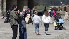 Turistas en la Praza do Obradoiro de Santiago