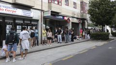 Colas de estudiantes de hace unos das para buscar piso en una inmobiliaria de Santiago