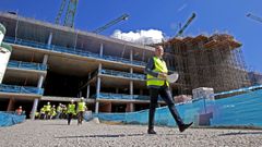 El presidente de la Xunta, Alfonso Rueda, este lunes, duranta la visita a las obras del hospital Gran Montecelo, en Pontevedra