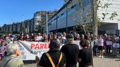Imagen de la concentraci�n celebrada este jueves ante el centro de salud de Viveiro