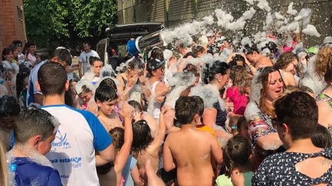 Los alumnos de El Bosqu�n, en El Entrego, celebraron el fin de curso con espuma, en el d�a m�s caluroso del a�o.Los alumnos de El Bosqu�n, en El Entrego, celebraron el fin de curso con espuma, en el d�a m�s caluroso del a�o