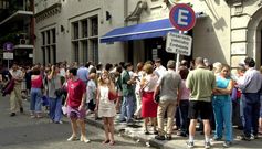 <span lang= es-es >Espera en el 2003 ante la embajada de Espa�a en Buenos Aires</span>. La reforma del C�digo Civil dio la oportunidad a los nietos de espa�oles de pedir el pasaporte espa�ol. Aquello provoc� que decenas de ellos se agolparan ante la embajada en Buenos Aires para pedir informaci�n al respecto con la idea de venir a trabajar a Europa. 