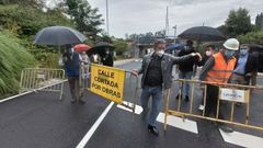 Fern�ndez Lores escenific� la apertura del nuevo vial retirando con uno de los vecinos las vallas que imped�an el paso