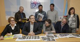 Los nacionalistas en su sede carballesa, ayer. 