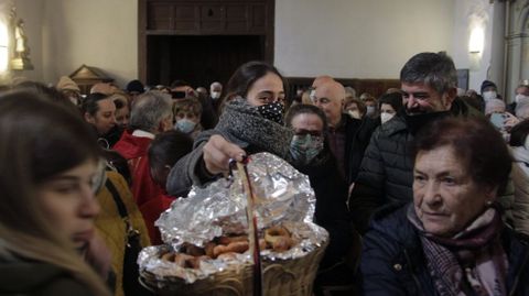 Cristina Vila, con su cesta de rosquillas listas para la bendicin de San Blas