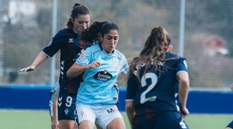 La jugadora de As Celtas Nerea Cuquejo, ante dos rivales, durante el partido frente al Eibar B.