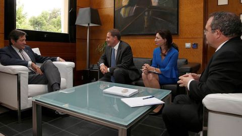 El consejero delegado de Orange Espa�a, Laurent Paillassot, con Javier Fern�ndez 