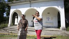 F�tima Monteiro, a la izquierda, junto a su hija Fernanda, delante de una de las dos edificaciones que la familia ha okupado en Doni�os