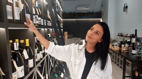 Cristina Fuentes es la propietaria de la vinoteca Grolo, en el casco histórico de Monforte