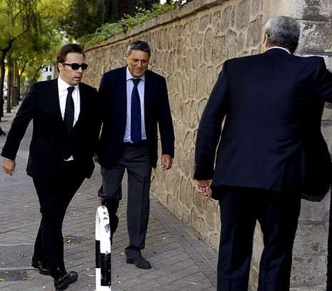 Dimas Gimeno (izquierda) llega a la Fundaci�n Ram�n Areces, donde qued� instalada la capilla ardiente.