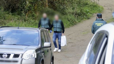 En la imagen, dos agentes cargando unas bolsas llenas de huesos hallados en la finca se�alada por el autor confeso. El laboratorio tendr� que decir si son humanos y, en �ltimo t�rmino, si se corresponden con el perfil gen�tico de Enrique Bol�var