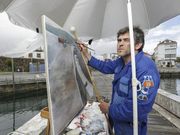 El rianxeiro Gil, el ganador, durante la creaci�n de su obra.