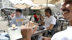 Unos jvenes fumando en una terraza de Pontevedra