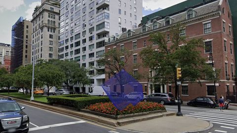 A nasa azul semella sobrevoar as flores que coida a Fund of Park Avenue