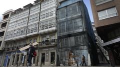 El edificio que se va a rehabilitar en la calle San Andres, tapado por una red.
