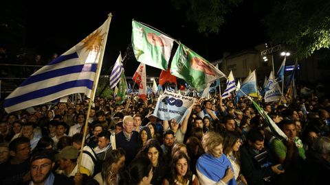 Partidarios del centroderechista Luis Lacalle, del Partido Nacional, durante el recuento de los resultados