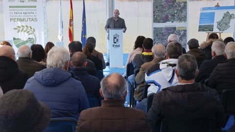 El alcalde de Friol, al fondo, en el acto sobre las permutas al que acudi el conselleiro de Medio Rural.