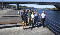 Las ministras acompa�aron a Moreira en un paseo junto a la r�a. 