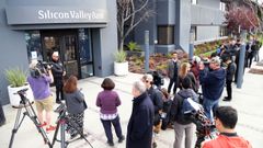 Expectacin ante la sede del Silicon Valley Bank en Santa Clara, California