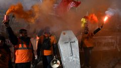 Trabajadores de Alcoa de Avil�s y A Coru�a protestando frente al Ministerio de Industria