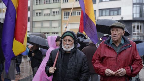 Manifestantes en la protesta republicana y en defensa del pueblo palestino organizada en la plaza de la Escandalera durante la entrega de los Premios Princesa de Asturias 2023.