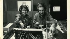Bego�a Caama�o (dereita) traballando con Rosa Mart�nez�na Radio Galega en Vigo, un dos medios nos que deixou pegada.