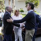 Feijoo saluda a Freire en presencia de Consuelo Vispo. 