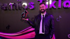 El ourensano Xurxo Carre�o con su premio TikTok