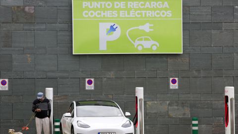 Imagen de archivo de un punto de recarga de coches eléctricos