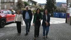 La conselleira Allegue, con la directora de Urbanismo, y el alcalde de Leiro, en la r�a que se humanizar� dentro del plan Hurbe.