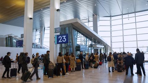 Uno de los nuevos accesos a los andenes desde el vestbulo para viajeros ampliado en la estacin madrilea de Chamartn