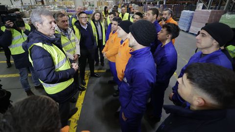 Alfonso Rueda conociendo a los 27 trabajadores contratados con el programa Retorna Cualifica Emprego