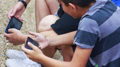 Adolescentes con tel�fonos m�viles.